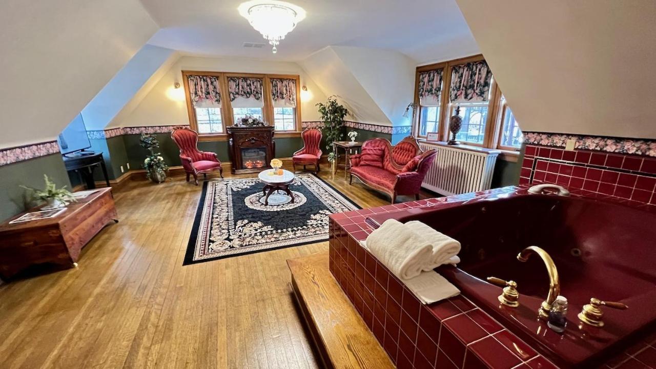Suite with Hot Tub,1556613661:JPEG